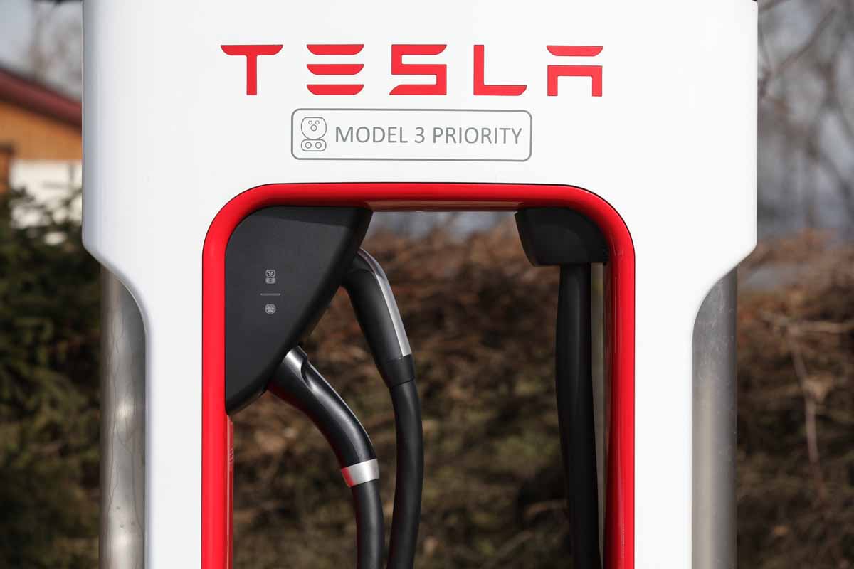 Tesla Supercharger mit zusätzlichem CCS-Stecker